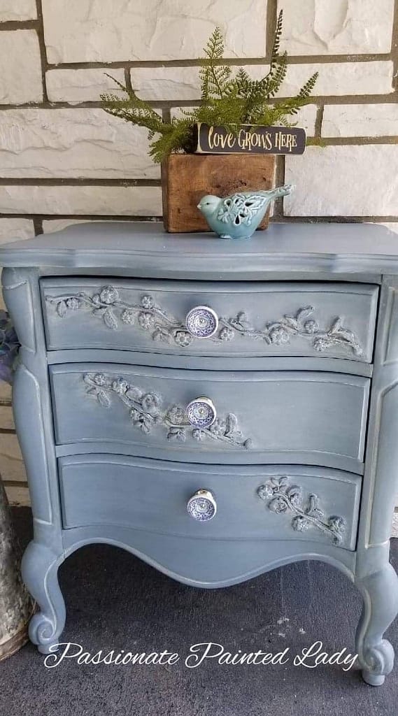 whiewash furniture using Dixie Belle Products
